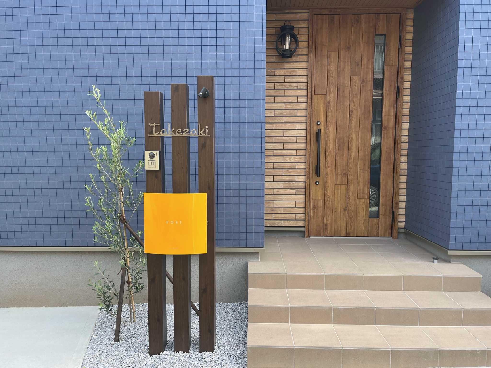 黄色いポストがアクセント⭐️アルミ角柱を使った創作門柱