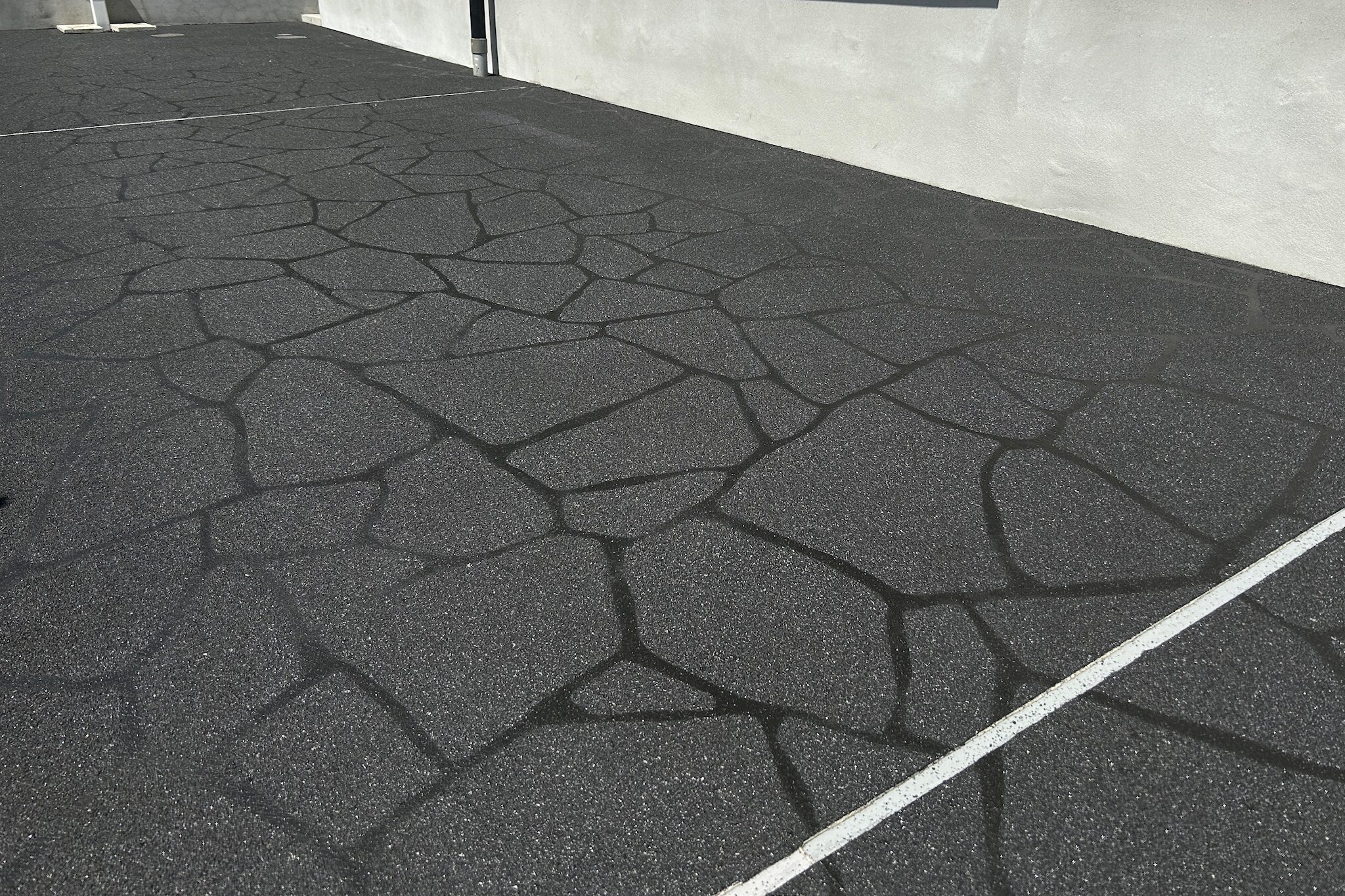 コンクリートのタイヤ痕…もう落とさなくても大丈夫！🚗✨駐車場の床をリノベーションして綺麗な見た目が続くお庭