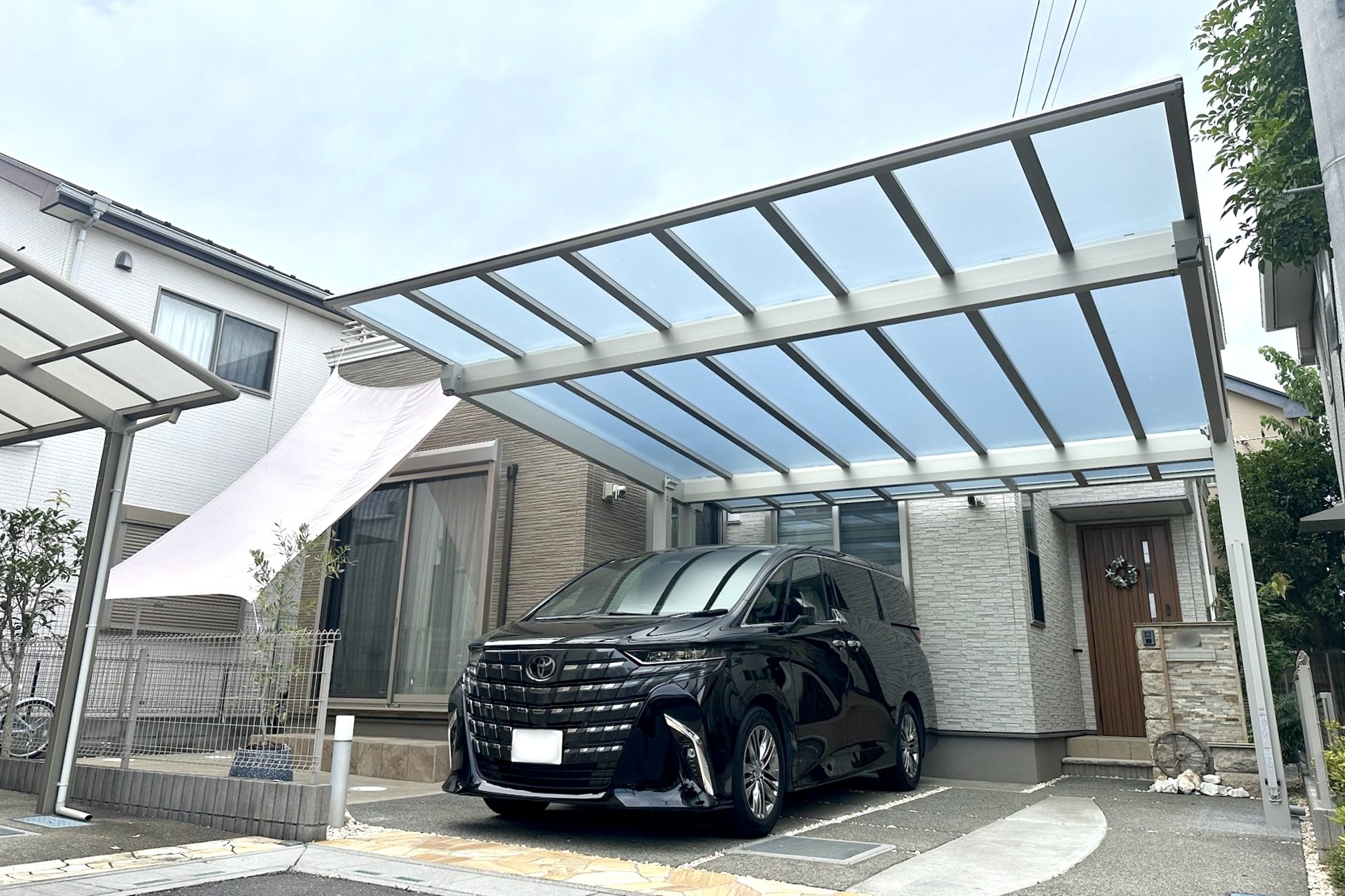 駐車場空間にドドン！と２台用後方支持のカーポートを設置したお庭リフォーム🚗💡