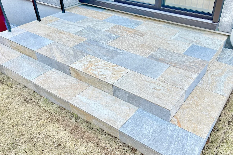 イエロー×グレーのオリジナルデザインのタイルデッキ🌱