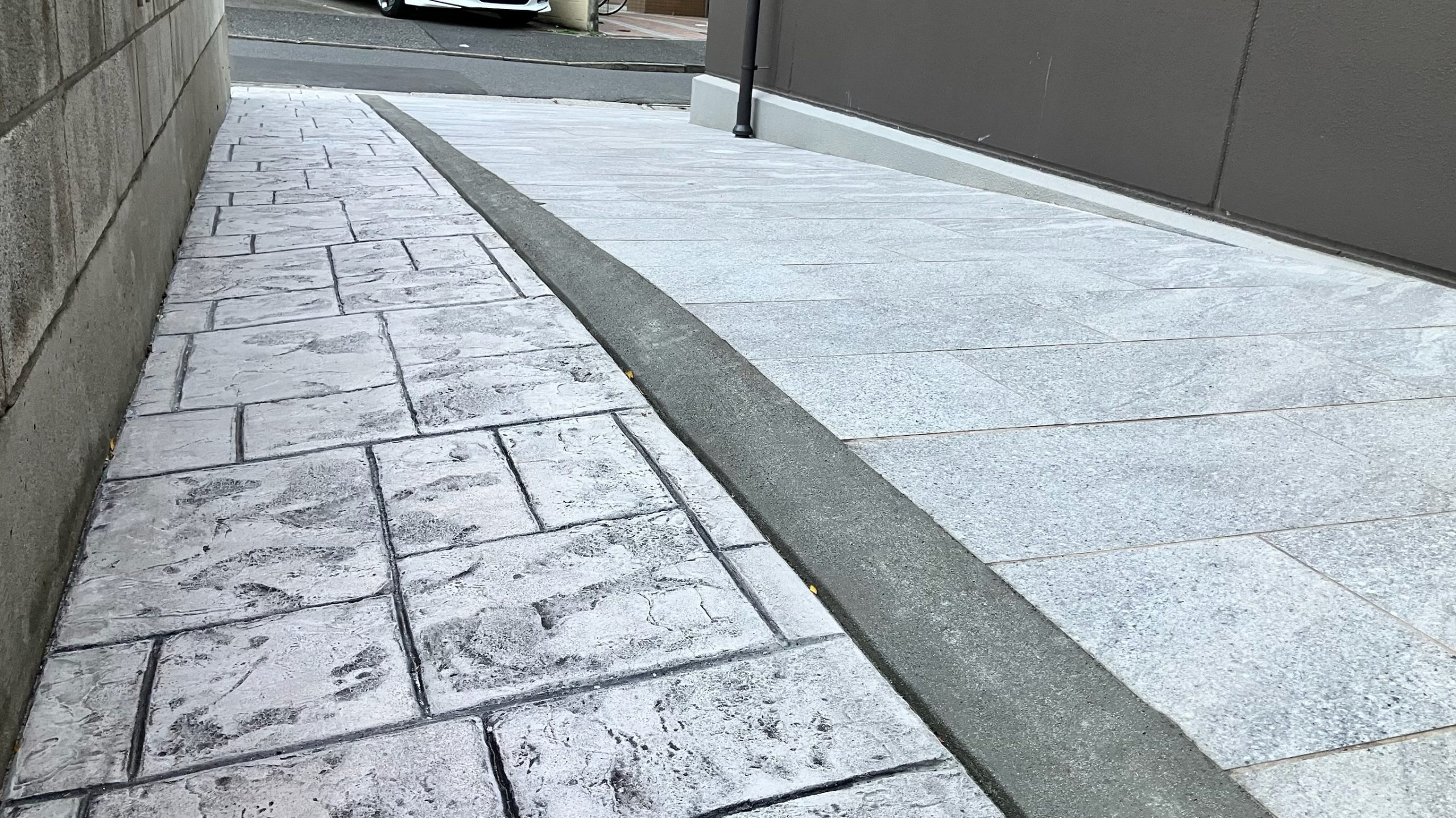 マンション外構の雑草・糞害対策💡スタンプコンクリートで広がりのある空間に🍀